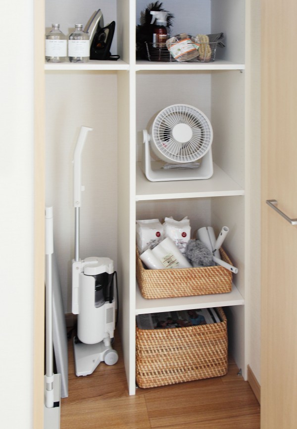 住宅 廊下 階段 収納開き戸 写真素材1597061- フォトライブラリ