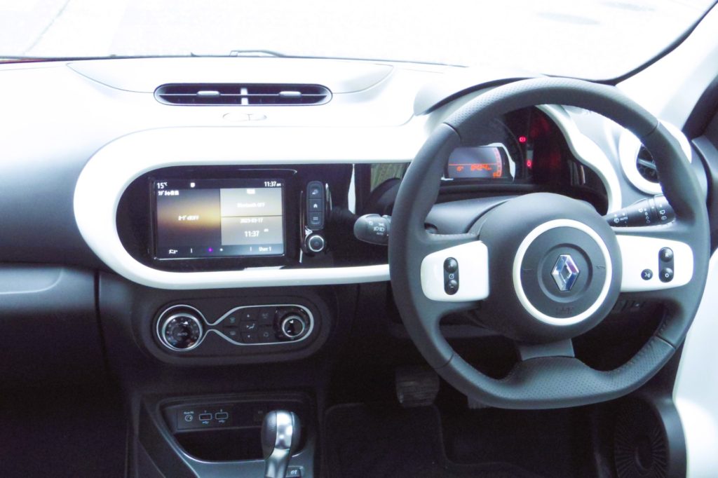 トゥインゴＲ.Ｓ. ステッカー剥がし 黒ずみ汚れ除去 セラミックコーティン埼玉 - 車磨き専門 アートディテール