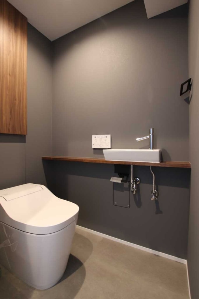 新築のおしゃれな「トイレ空間」22選！自分好みに楽しむポイントは収納・壁紙・照明のえらび方家づくりナビ