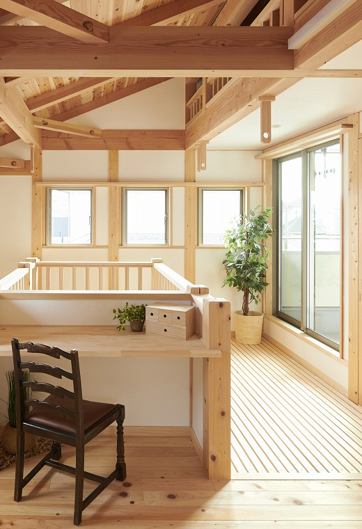 ランドリースペース🌈ダイアトーマスで室内干しも気持ち良い❗造作の棚は使い勝手アップ👍かご置いて自分で洋服管理が育児にも役に立つ😌福工房木の家無垢の床注文住宅木造住宅土間マイホーム秦野家づくり施工例ダイニング繋がりインテリア