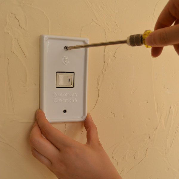 おしゃれなスイッチ＆コンセントカバーの取替え方