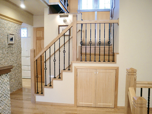 木製階段の持つ機能を活かすポスト片足型- EnLiCo株式会社