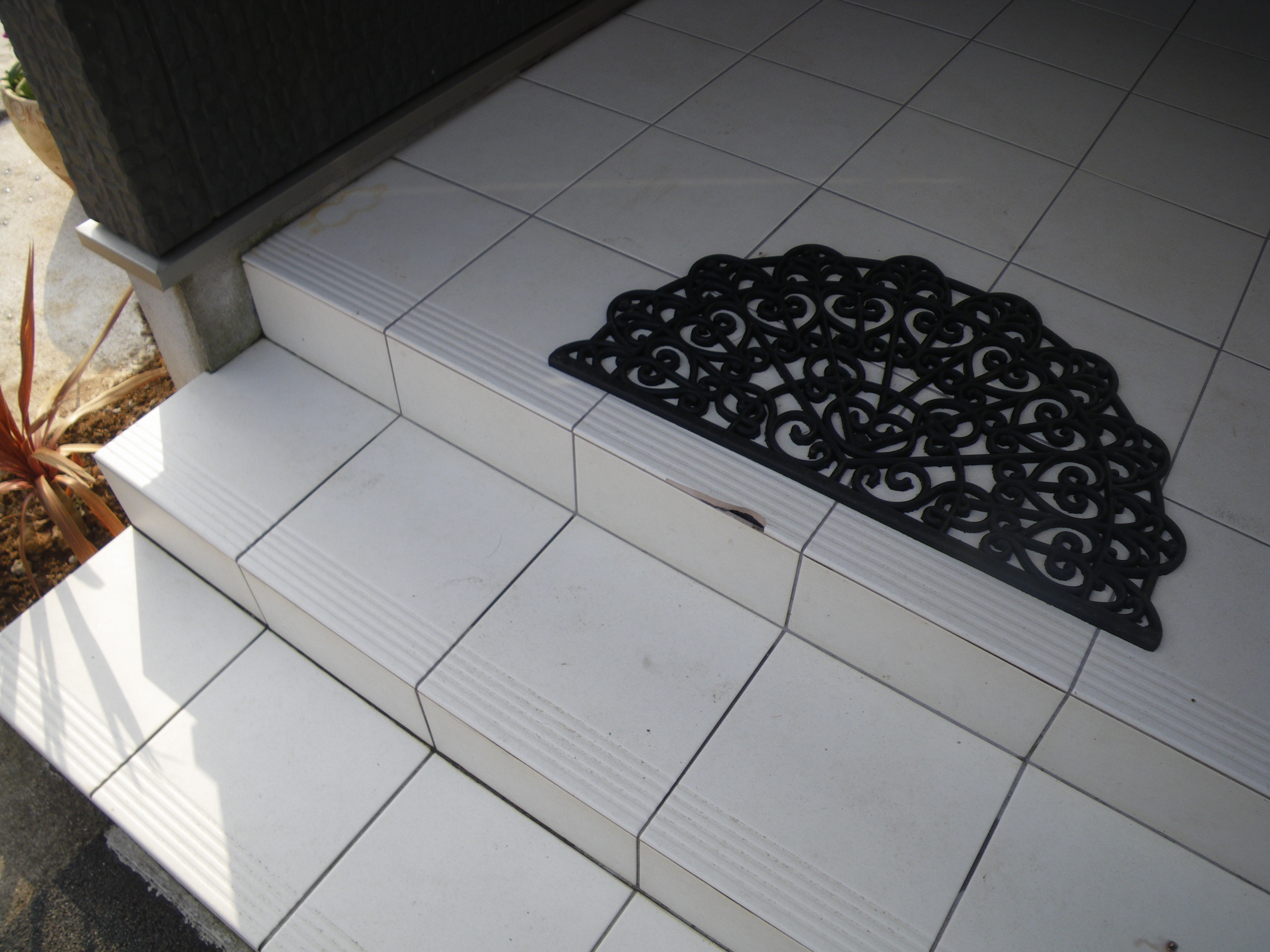 タイル張りの玄関ポーチお客様の施工事例タイルライフ アウトレットタイル販売 通販 サイト