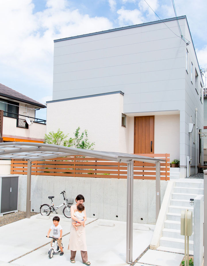 外観は「グレー×木目」の家がおしゃれ施工事例と外壁の種類、デザイン性を高めるポイント -山梨県の注文住宅なら入沢工務店へ 想いを大切にした家づくり