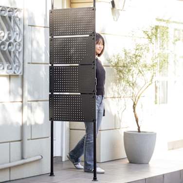 No.197マンションベランダに設置した人工木目隠しラティス目隠しフェンス・ウッドデッキ専門店のエコウッド