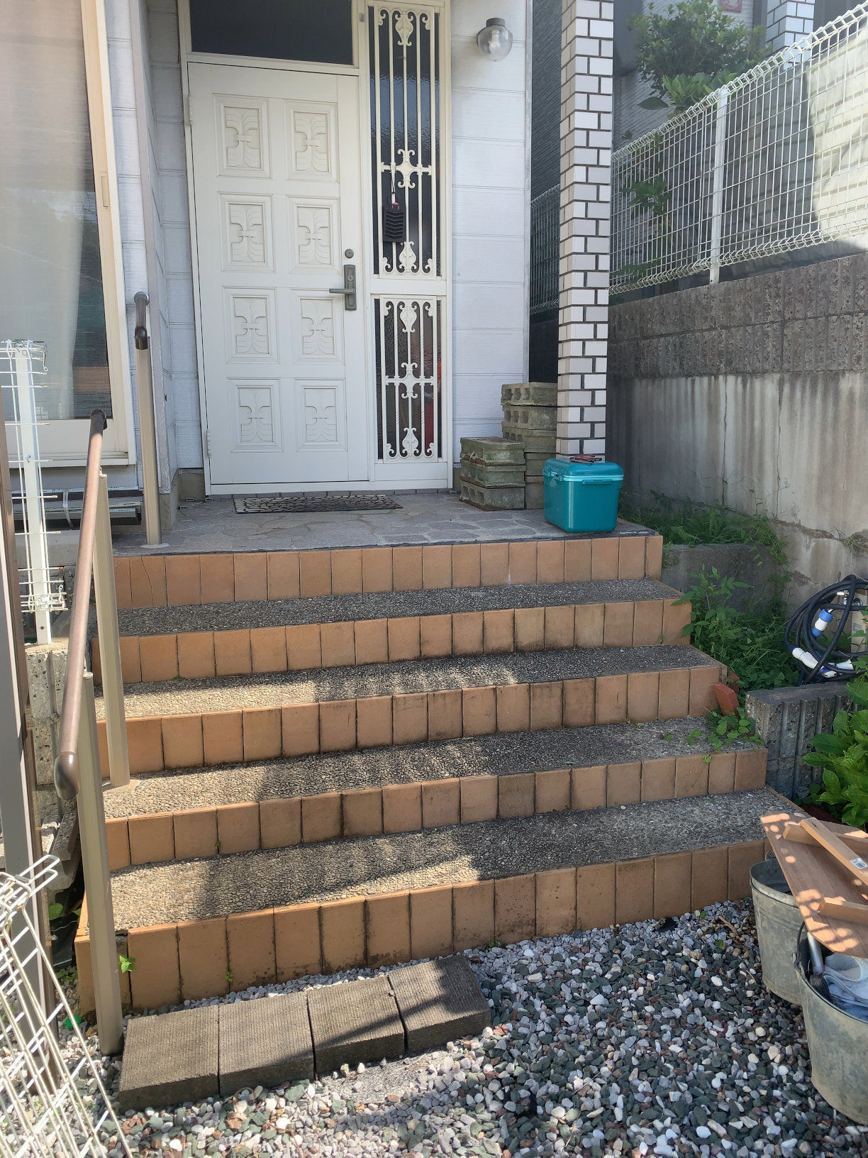 玄関への階段を半分削ってサイクルポートにリフォームの見積もり依頼リフォームなら家仲間コム