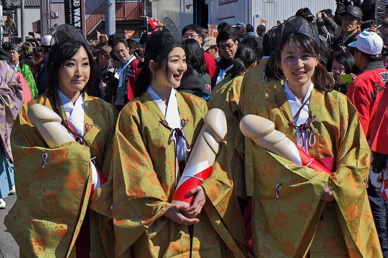 天下の奇祭！男性の性器を祀る田縣神社「豊年祭」、伝統の御輿行列を支えるアツい男たちに密着 | CBC