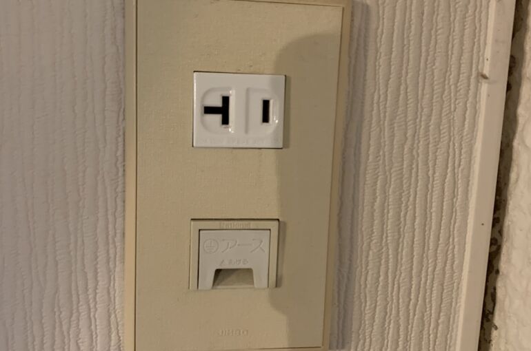 コンセントが割れました。これって、住人負担でしょうか？ - 子供がコンセン- Yahoo!知恵袋