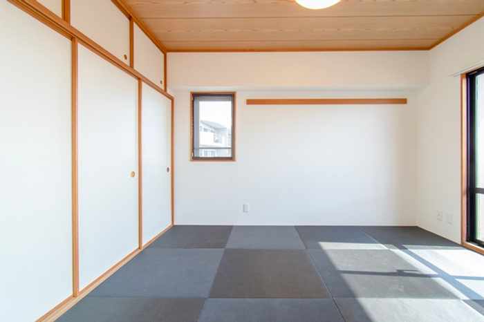 楽天市場 洋室建具 押入れ PGフラットタイプ 高さ：601〜1820mm×幅：910mmまでのオーダー建具になります。ふすまの用のミゾに取付けられます。引き戸リフォーム 押入 しっかり感 : ふすま宅配サービス