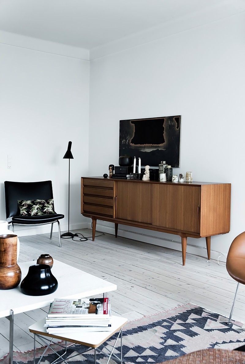 ダークウッドのフローリングにモダンなインテリアが映える、広々としたリビングダイニングが心地よい吹き抜け -事例写真「蟹江モデルハウス×愛知県」注文住宅のハウスネットギャラリ