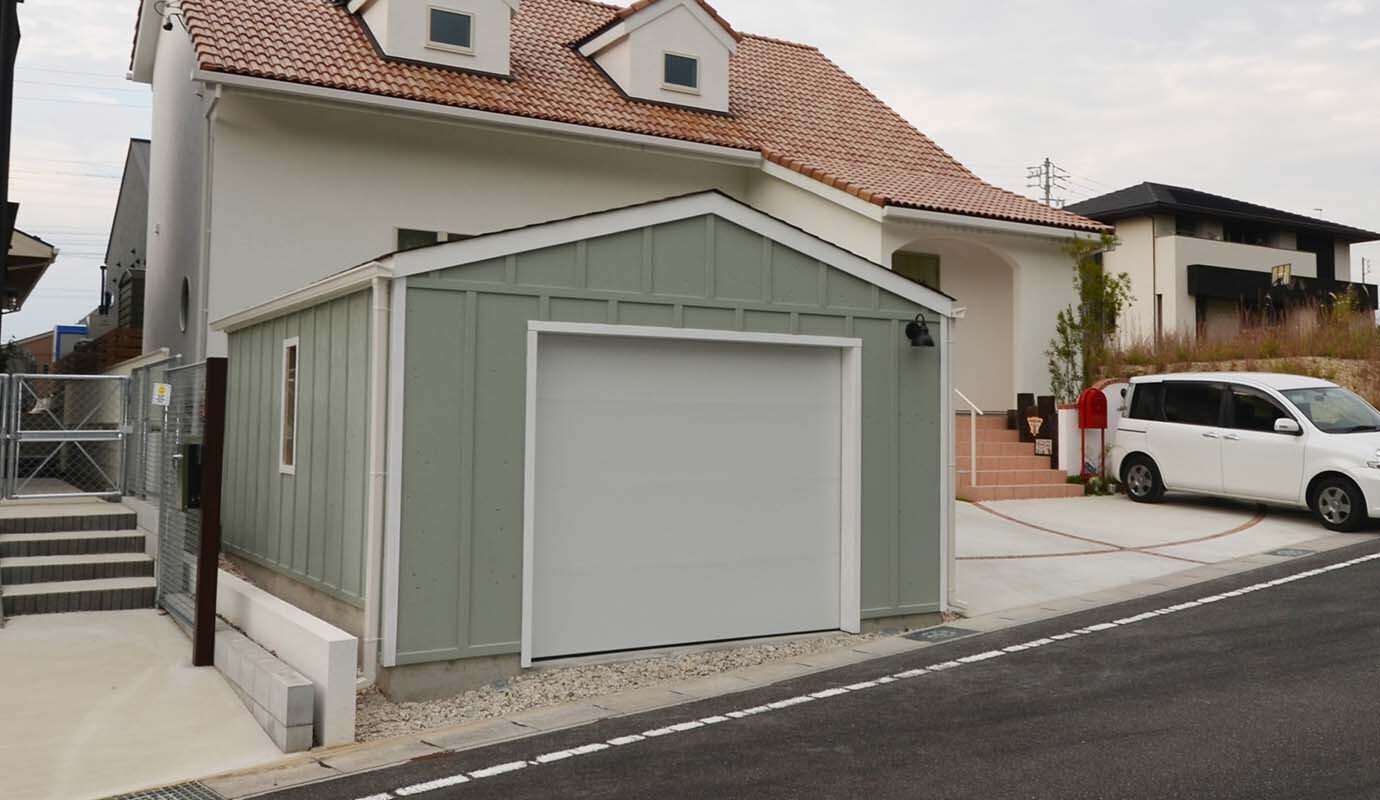 建物デザインに合わせた特別な木造ガレージカーポート＆ガレージ専門店プラス