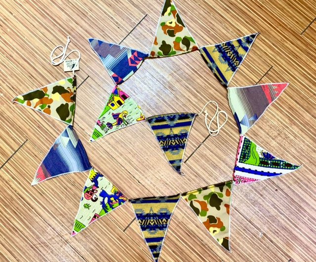 色付き花輪ペナント装飾お祝いの飾りベクトルイラストのイラスト素材・ベクター Image 90342847