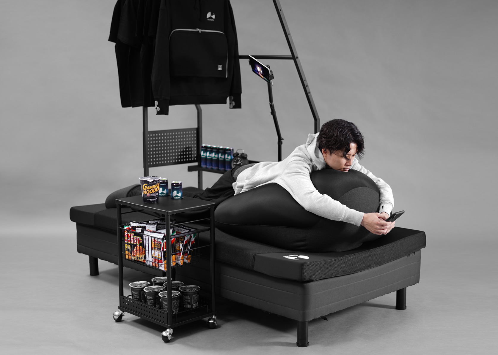 これは便利！ベッド上のデッドスペースを有効活用できるBauhutteのハンガーラック@DIME アットダイム