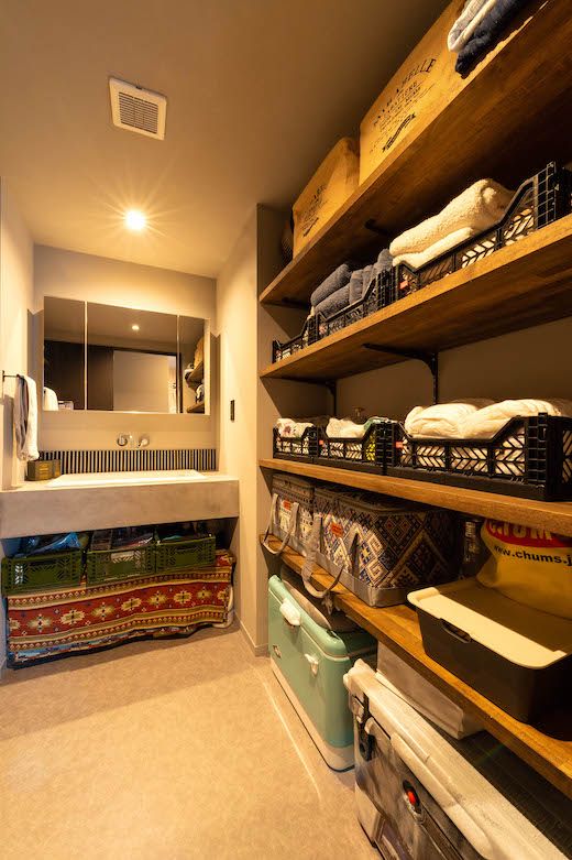 寝室内にクローゼットを同居して動線を短縮。オープンなので選びやすい。湿気にくい。匂いが籠らないといいことづくめ。 暮らしの背景としての白-ベッドルーム事例SUVACO スバコ