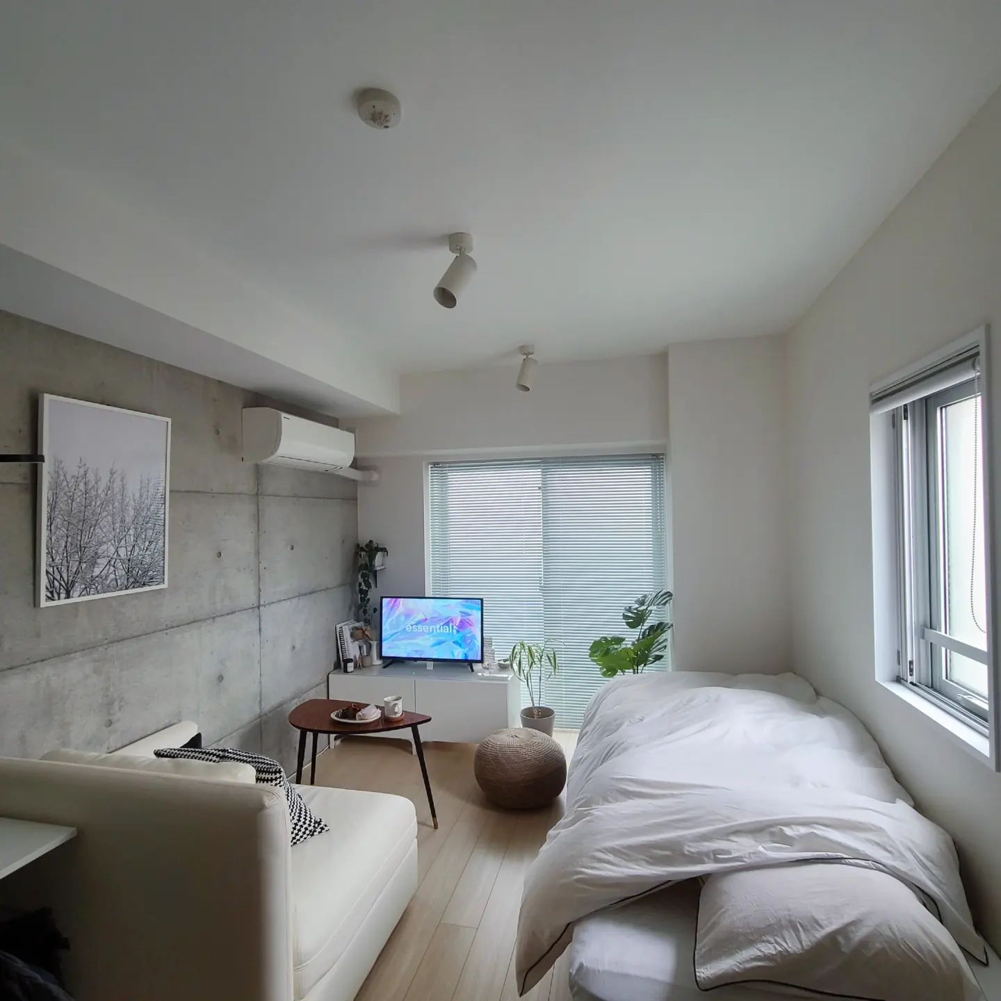 白×木のシンプルでナチュラルなインテリア 共働き夫婦が趣味と家事を思いっきり楽しむ！サンルーム・ピアノ室・プラモデル室のある家重量木骨の家