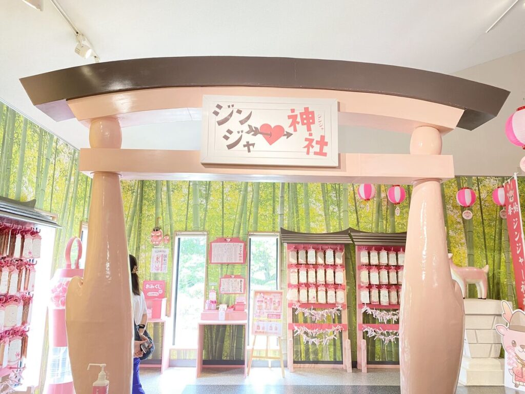 床も席も天井も ピンク一色のアート列車田園地帯の「走る異空間」