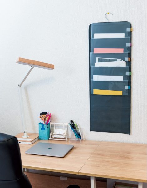 DAISOの『吊り下げシャツ収納』﻿ アレがシンデレラフィットするんです💡﻿ ﻿ ﻿ このアイテムは名前の通り、﻿ シャツを収納するためのものですが、﻿なんとプリント収納にも使えます！﻿ ﻿ ﻿ 壁掛けができ、書類別に収納することができるので﻿ 便利とインスタでも話題でした