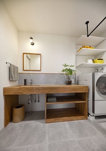 洗面所床の印象ガラリ！サニタリーフロアより高級感アップする方法 – ナチュラルモダンな二世帯暮らし