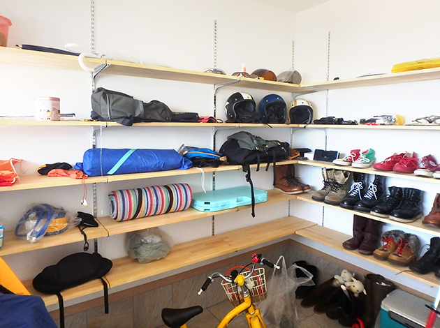 Amazon.co.jp: 屋外収納小屋 傾斜屋根収納キャビネット ガーデンツールシェッド ロック可能なドア付き パティオ、庭、裏庭、芝生用の3つの棚Color : B, Size : 77x54.5x179cm: DIY・工具・ガーデン