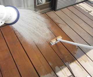 ウッドデッキの塗装方法。手順や必要な道具、おすすめの塗料を解説ぬりマッチ