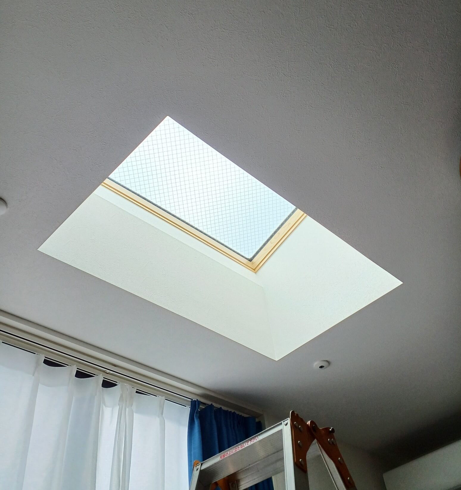 傾斜窓にもタテ型ブラインド施工できます横浜でオーダーカーテンならルーミスト