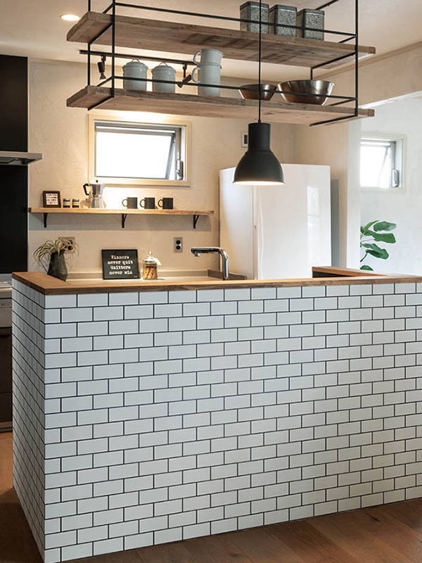 有限会社住研『夢を叶える工務店』『タイルを使ったキッチン🍳』 キッチン背面に平田タイルを施し、 ナチュラルなデザインに✨カップボードと食器棚はウッドワンを採用 金物をブラックに統一しまとまりを☝🏻 ・ ・ ・ 家づくりのご参考になりましたら嬉しいです