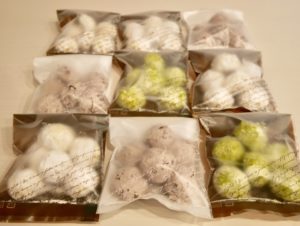 チョコ 届 ギフト レシピスノーボール\ラッピング方法👩🏻‍🍳. ▷簡単 ▷バレンタインのプレゼントに🎁 ▷簡単おやつ🥣10個分詳しいレシピは２つ前の投稿へ📖 ⚠︎バターの準備が必要です。 ◾︎無塩バターは常温に戻しておく ◾︎オーブンは170℃に予熱