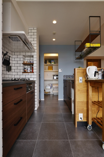 キッチンの床材で使われるタイルの特徴とは？ポイントを押さえてキッチンに取り入れようリフォームなら鈴与ホームパル株式会社