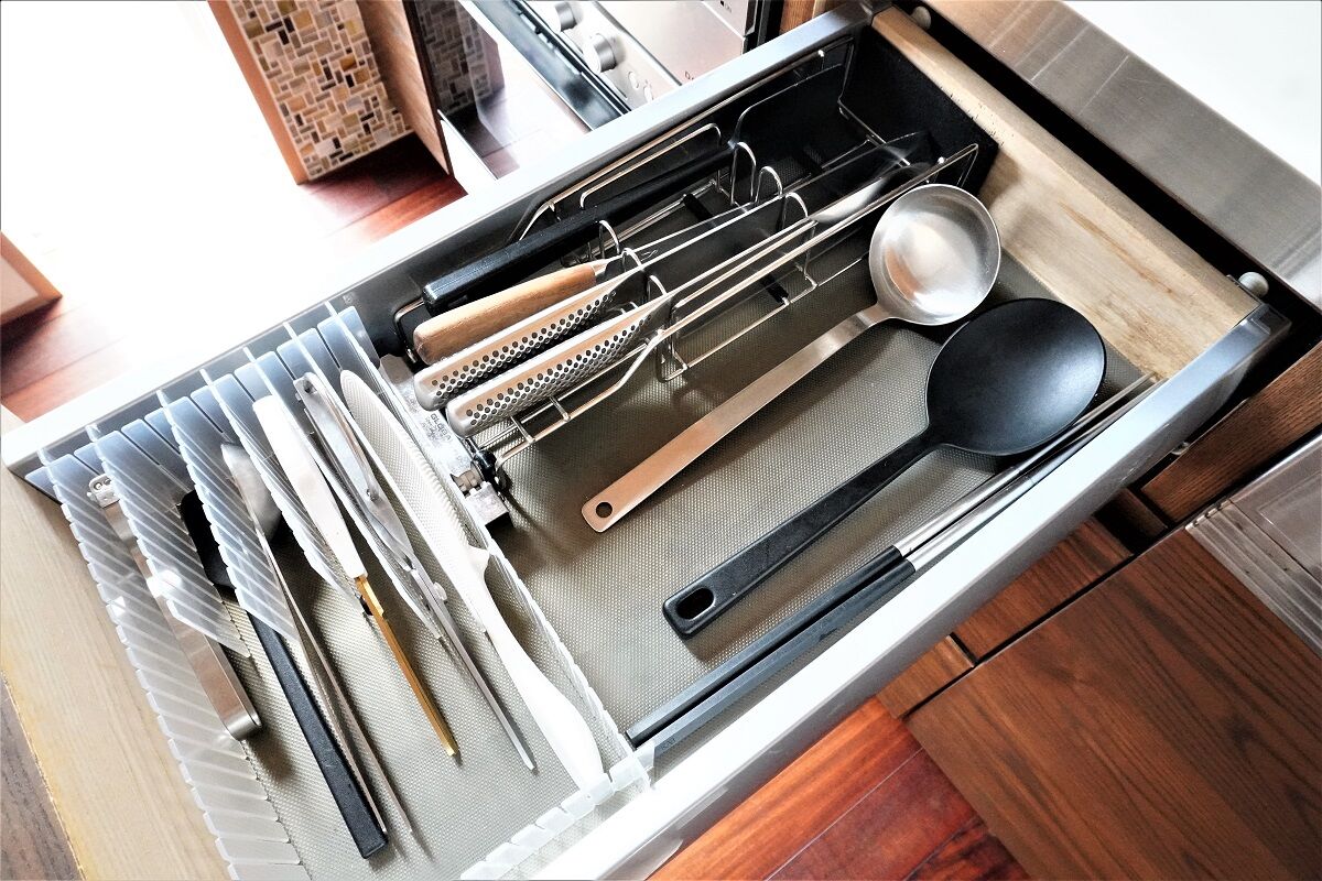 引き出し収納でシステムキッチンをスマートに！食器の収納アイデア特集暮らしニスタ