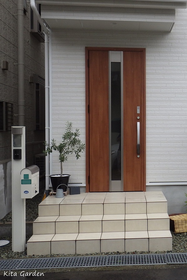 天然木の縦格子門柱で玄関前を程よく目隠し写真集外構・庭・エクステリアの北ガーデンプロデュース兵庫県西宮市