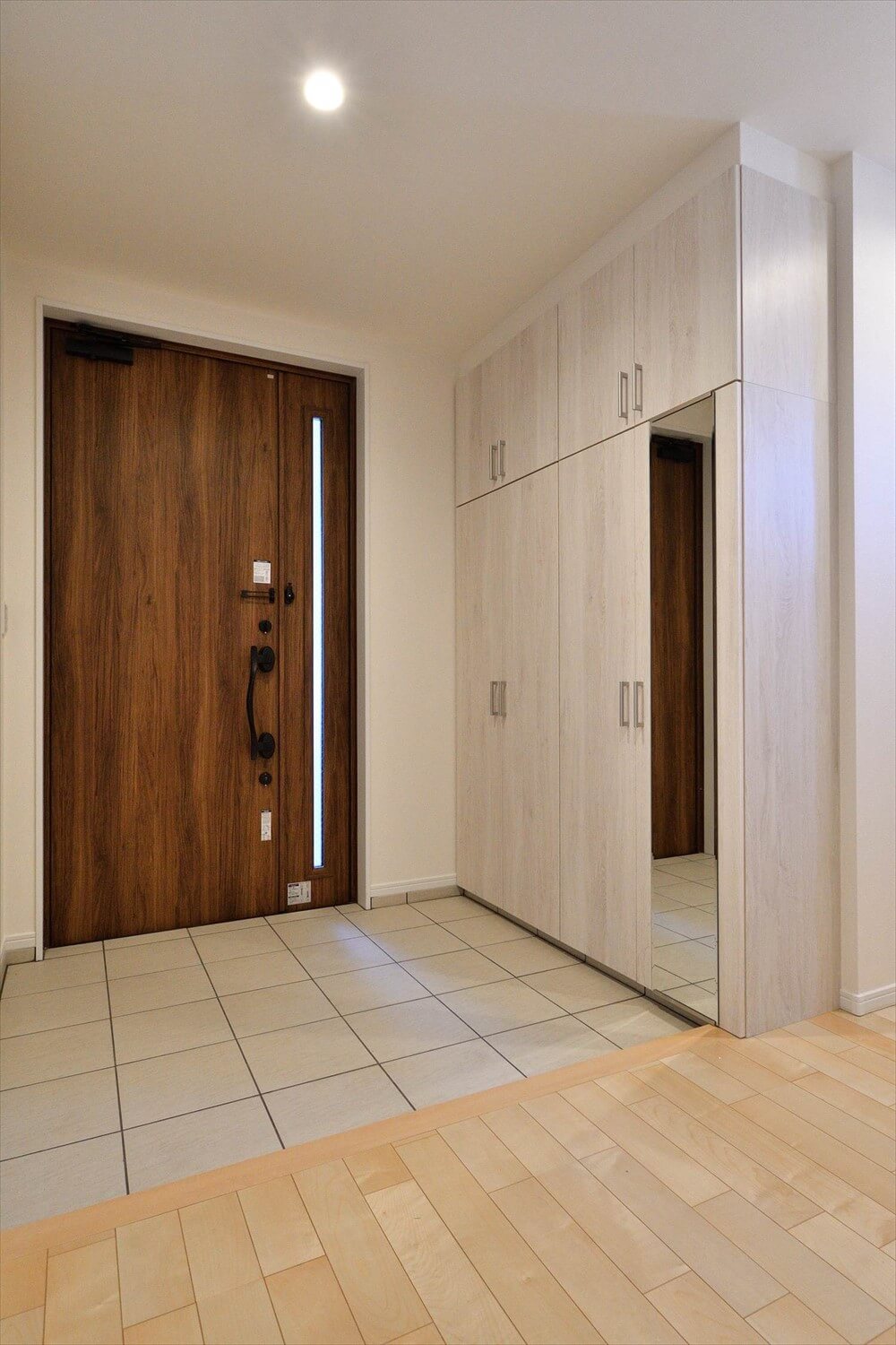 窓なし玄関って暗い？？ 他の投稿はこちらから▷▷@ouchidukuri_recipe いつもご覧いただきありがとうございます！ 今回は@k_monet_e_home さまの投稿をご紹介いたします 素敵な情報をありがとうございます🍀 * *せっかくのマイホームだし