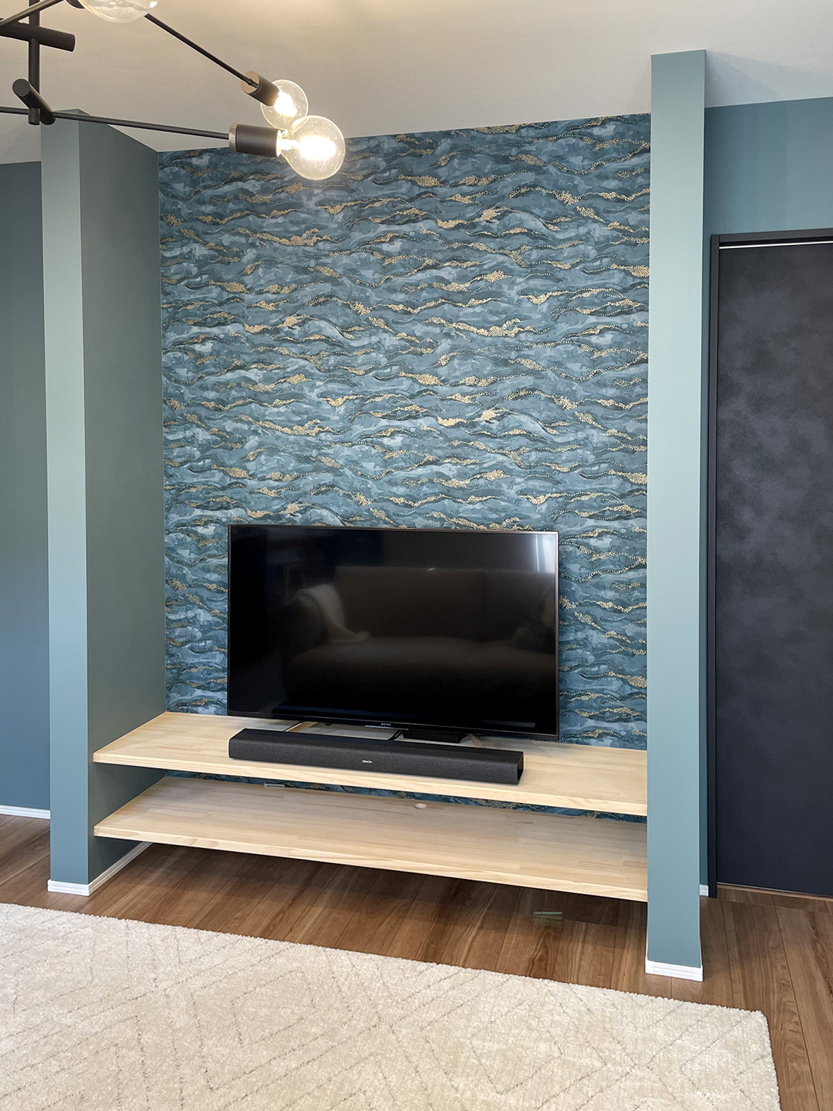 ブルーのクロスがアクセントのナチュラルなリビング 堺市中区 施工事例：リビングダイニングリフォーム 堺市のリフォームはナサホーム