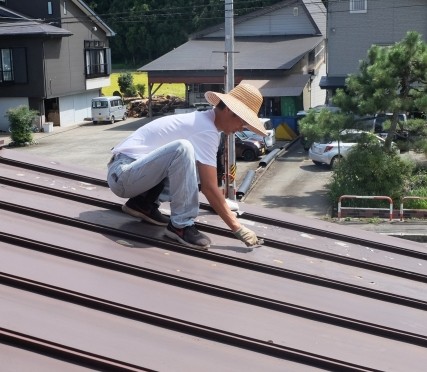 さいたま市北区でご自分でDIY塗装されたトタン屋根の点検をしました。さいたま市、伊奈町、上尾市で外壁の塗り替えなら街の外壁塗装やさん