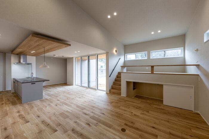 吹き抜けのある平屋のメリット・デメリット後悔しないためのポイントなども紹介注文住宅ブルーハウスデザイン・性能・リゾートライフ、愛知、名古屋、豊橋、豊川、岐阜ならお任せください