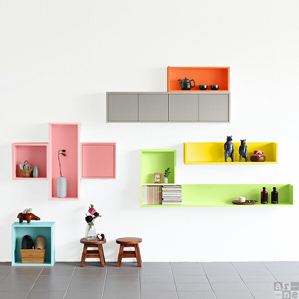 壁に付けられるアクリルディスプレイ コの字型無印良品