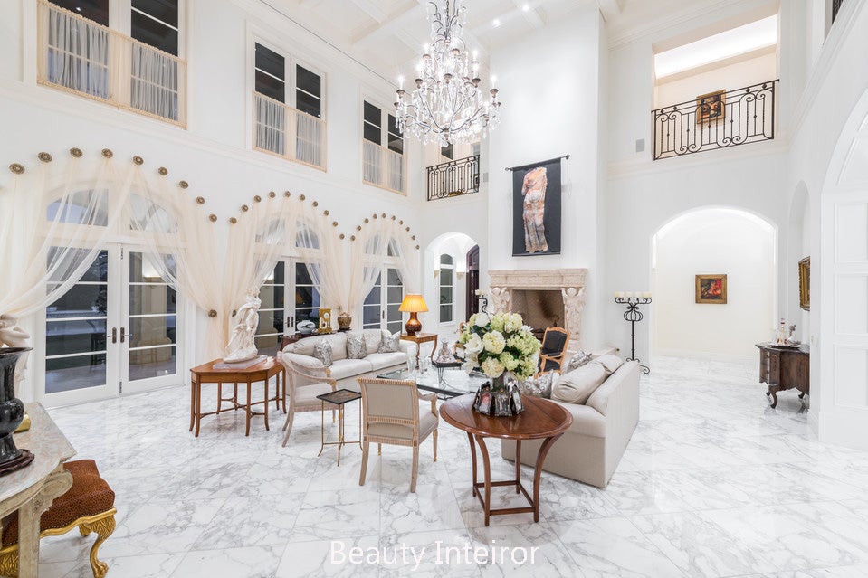 豪邸のインテリア 延床面積1400㎡超えの大邸宅を拝見！日本の高級住宅の最新事例から、家具や小物選びのポイントを紹介モダンリビング-Yahoo!ニュース