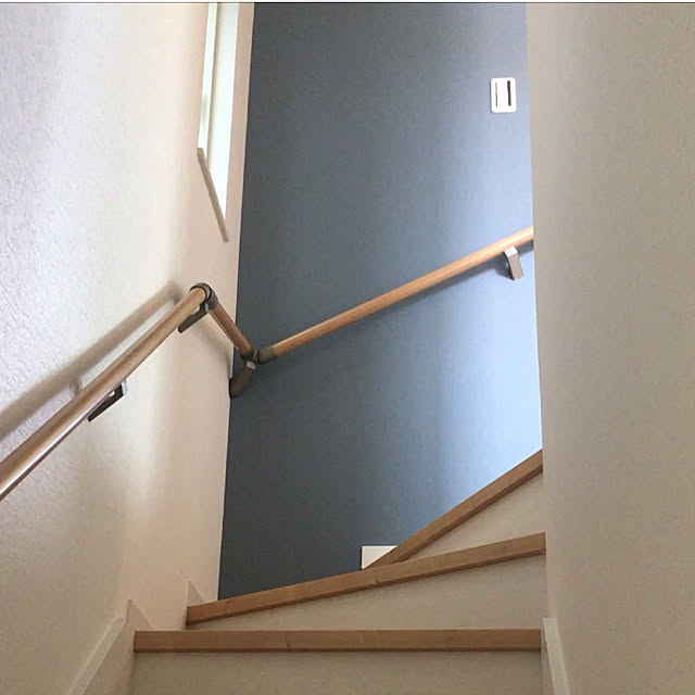 ネイビー色クロスをアクセントに効かせた階段☆野沢建築浜松市でデザイン・性能・コストのバランスを大切にした、おしゃれな注文住宅の工務店