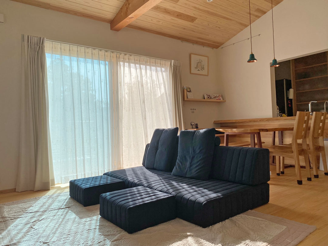 合わせるのは何色？ ソファカラー別 インテリアの色合わせ事例集キナリノ