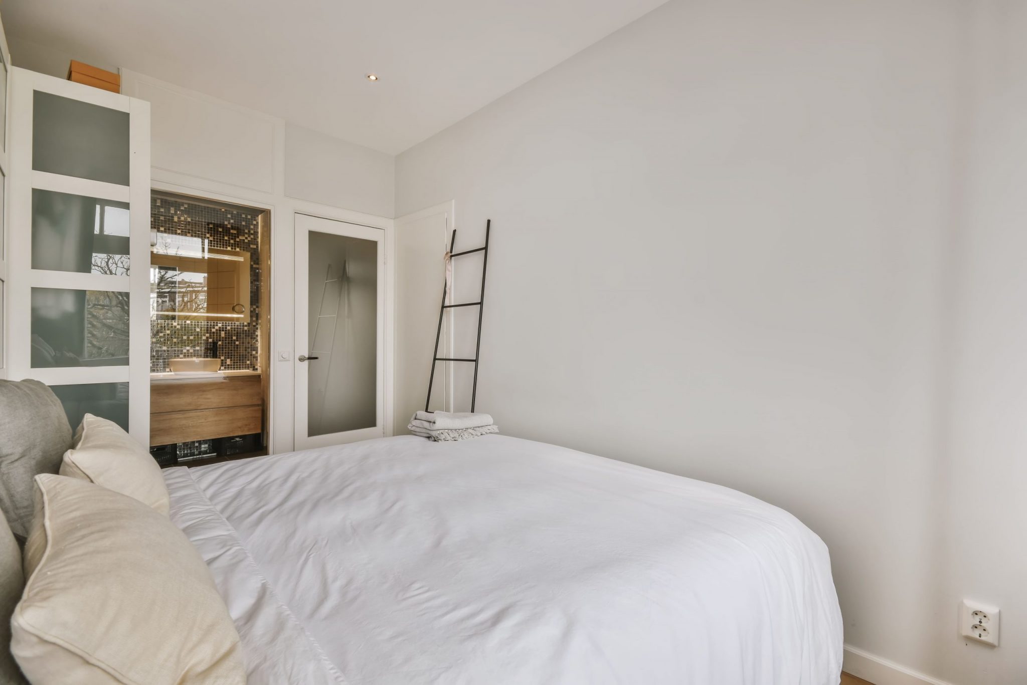 6畳の部屋にダブルベッドは置ける？部屋の用途別レイアウト例とポイントを解説 – RASIK ラシク 家具・インテリア専門店