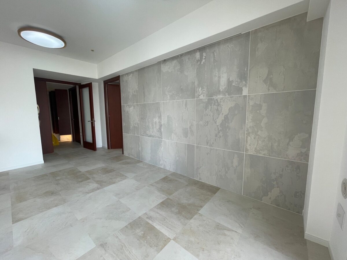 楽天市場全品10％OFF×15日限定クーポン 壁 パネル 内装 壁材 タイル diy おしゃれ 貼れるシール 石貼り 石目 壁 タイル diyおしゃれ インテリア 3D 凸凹 おしゃれ 壁板 ウォールパネル 壁面 傷 隠し 簡単 友安製作所 あす楽 デコストーン スレート 1箱10枚入 1枚C-F