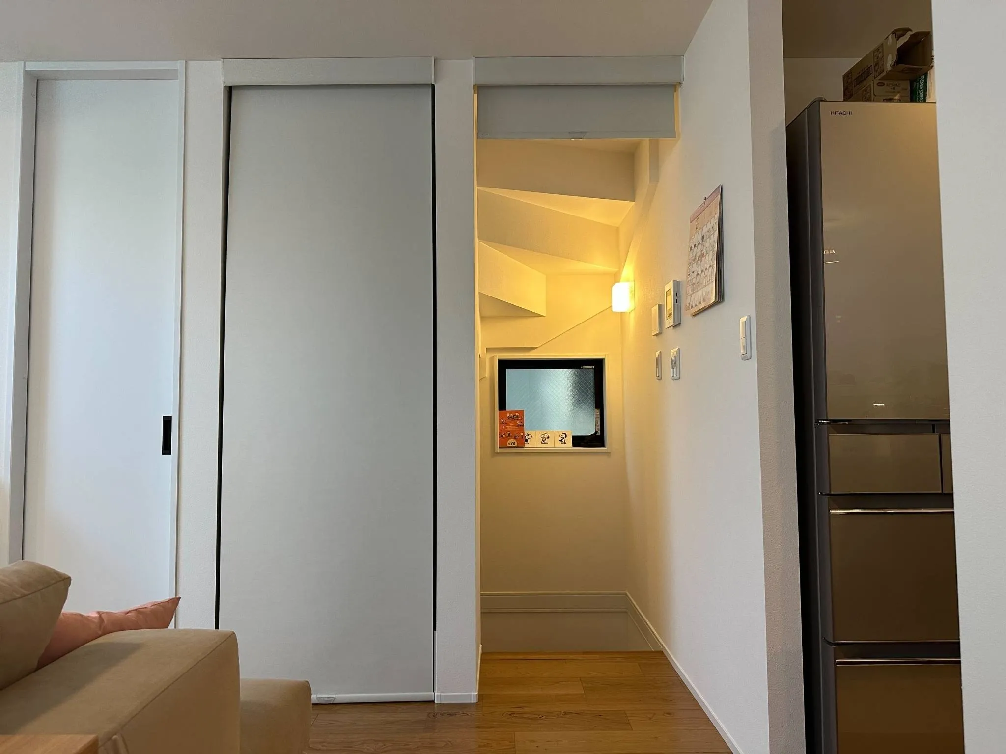 リビング階段にロールスクリーンがおすすめな理由:上手に活用して冷暖房効率UPで節約にも！カーテンとインテリアの専門店TERI×TERI テリテリ