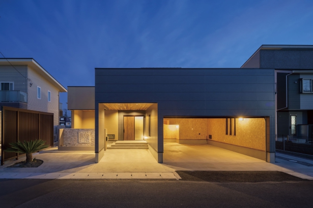 土地80坪に立つ、高級感のある和モダンなガレージハウス建築実例アドヴァンスアーキテクツ
