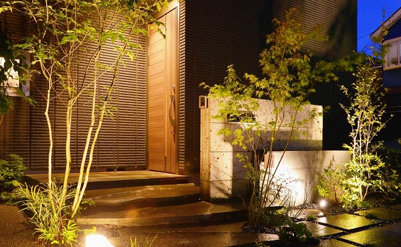 三条市 二世帯住宅の庭 瓦を用いた和モダン – ガーデンスタジオ雅楽庭・新光園 – 新潟の庭・ガーデニング＆外構・エクステリアデザイン工事