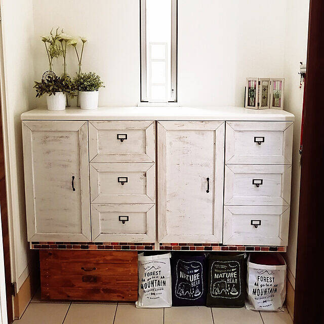 白 玄関が白に変身♪ダイソーリメイクシートで靴箱をリメイク！ : ほぼ100均で片付け収納に挑戦