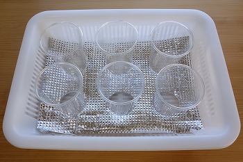 ダイソーは天才ですか？ ごちゃごちゃキッチンが片付く「たためる水切りカゴ」立てて置けるのがめっちゃ便利〜！ 購入レビュー