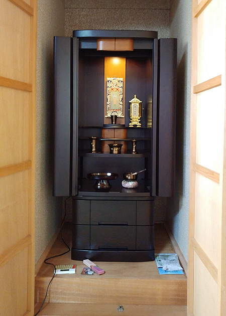 桐製 仏壇チェスト 仏具 約幅60×奥行40×高さ75.5cm ダークブラウン 場所をとらないコンパクトな引出し付 お仏壇収納 収納棚タンス仏壇チェスト 仏具 引出し付き お仏壇 収納棚 仏間 和室 お家 ご自宅 リビング ダイニング ベッドルーム 寝室 仏壇 台幅60cm