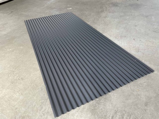 外壁張り12.木製の窓とガルバの波板外壁が相性抜群だったので嫁にグッドデザイン賞貰えました