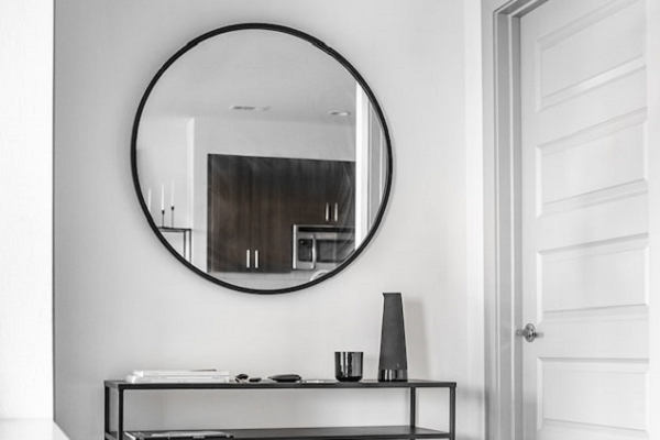 玄関の鏡は風水的にどう？ にプロが回答！運気を呼ぶ位置や置き方の注意点を解説folk