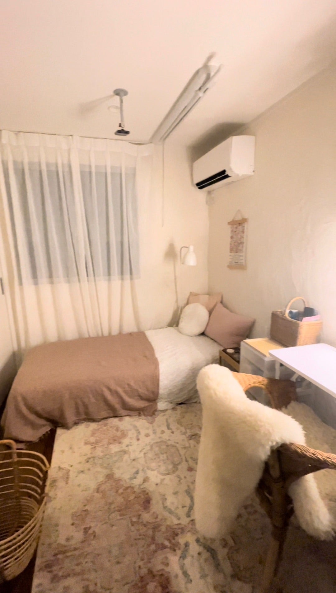 3帖部屋がちょうどいい！ こんばんは！泉北ホームです🌟テレビは見ないから置かないという方が増えています。そうなってきたときに一人で寝るスペースに4帖や6帖って不要かもしれません。お家をコンパクトにおさめることで、建築費用の節約にもなります。そこで、3帖の部屋もおすすめですというご提案を紹介しました♪感想をコメントで教えてください！ 真似したい→❤️ もっとみたい→🙌 参考になった→🔥