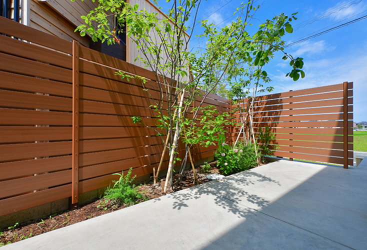 プライバシーとデザインを両立！おしゃれな目隠しフェンスのアイデア集 - GardenJournalGarden journalガーデンジャーナル